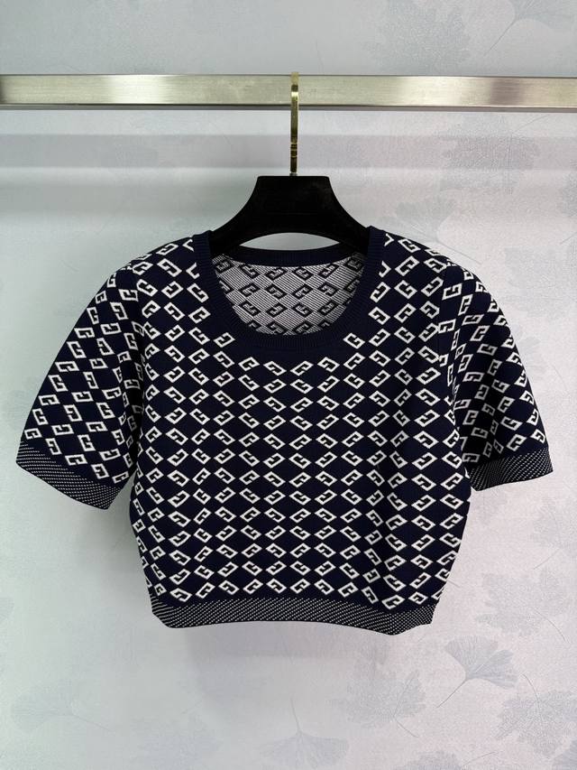 Givench*'s latest Spring/Summer 2025 collection! Diamond-patterned knit short-sl
