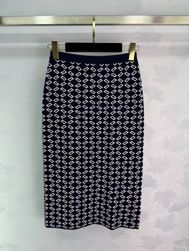 Givench*'s latest Spring/Summer 2025 collection! This diamond-patterned knit ski