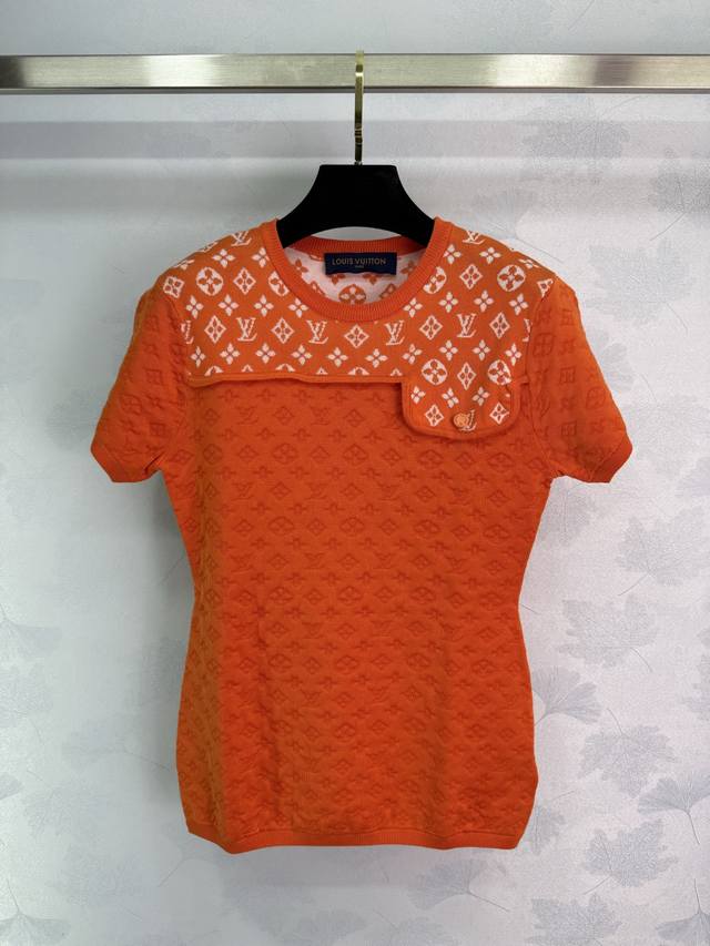 Lou*25S's new spring/summer vacation knit short-sleeve top features a custom nav