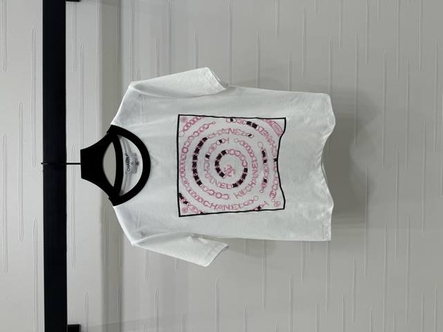 New, original, high-quality Chane* 2025 Spring/Summer collection! A crew-neck sh