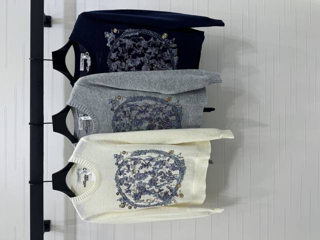 New, original, high-quality Dio* 2025 Early Fall Collection! Round-neck embroide