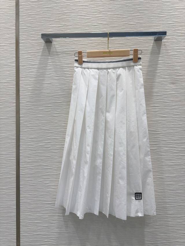 Miu Mi* 2025Ss new pleated skirt is comfortable, stylish, and elegant. It's a pe