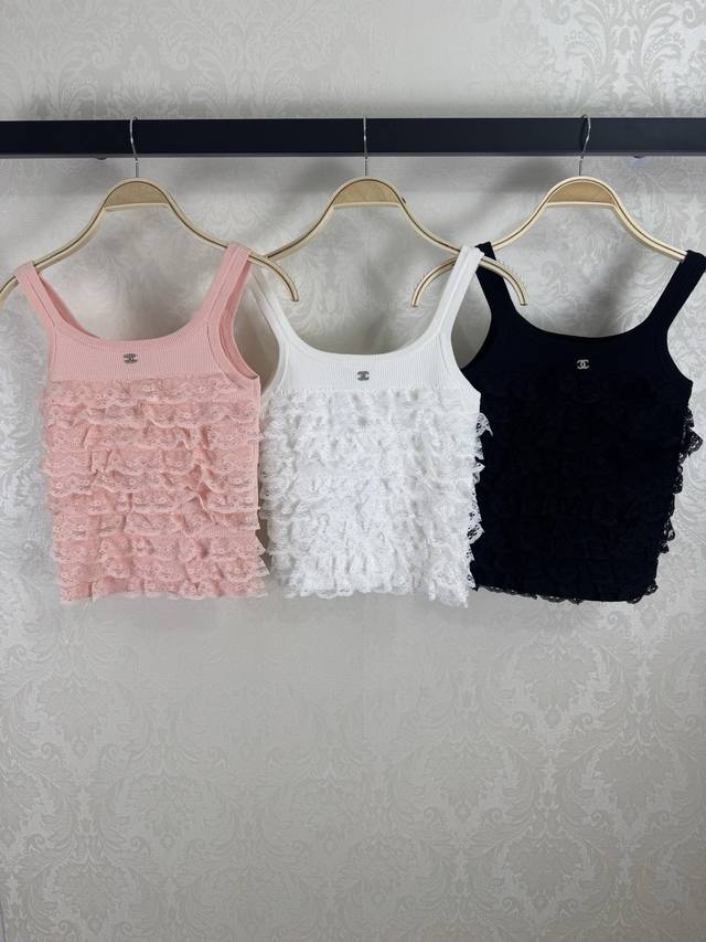 Ch*2025 new lace vest with lace patchwork and knitted design. A small perfume la