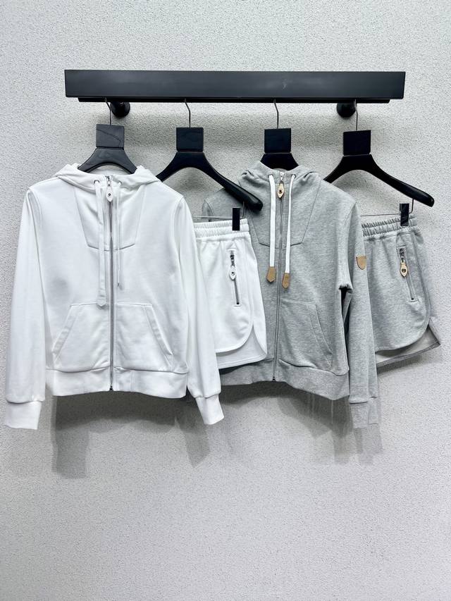L's casual suit is smart, neat, and stylish. Recommended for everyday wear. A mu
