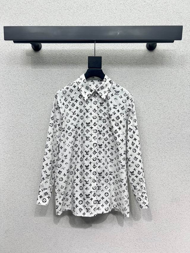 L's classic monogram shirt is low-key and fashionable. The style is versatile an