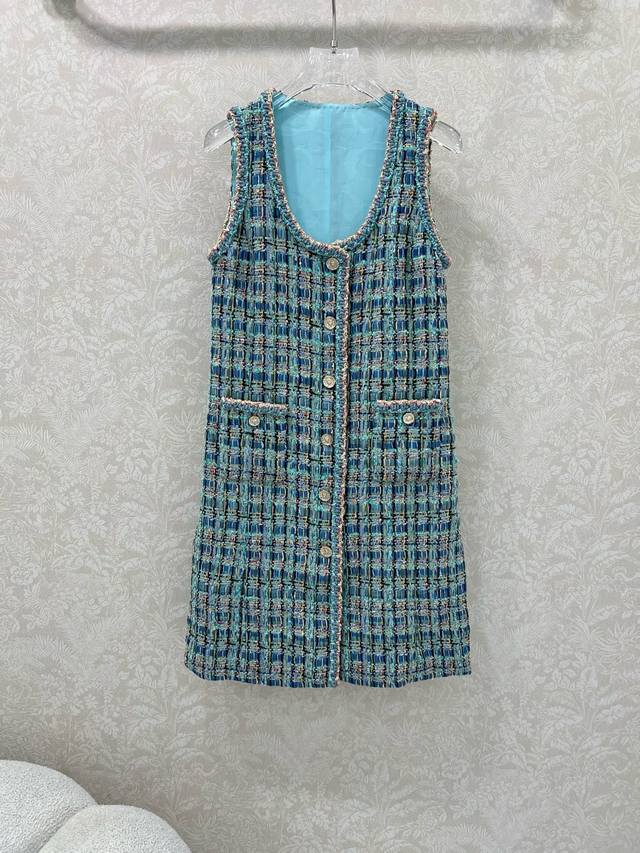 Chan*L's woolen hemmed dress and vest dress from the Handicraft Workshop series