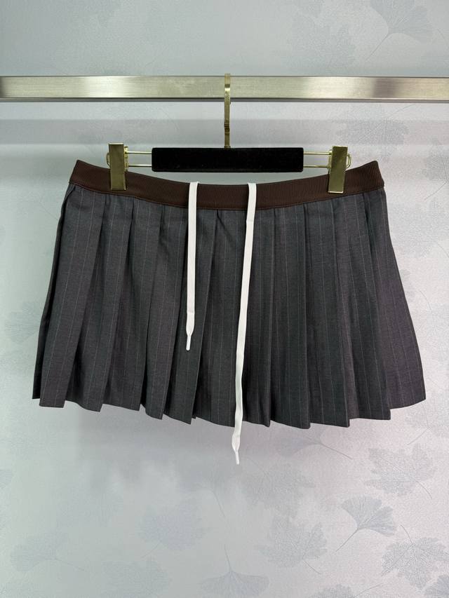 Miumi* 2025 new arrivals. A contrasting color baseball jacket and pleated skirt