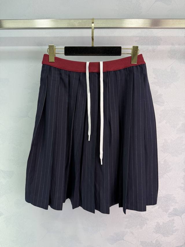 Miumi*2025 new arrivals. This contrasting color baseball jacket and drawstring s