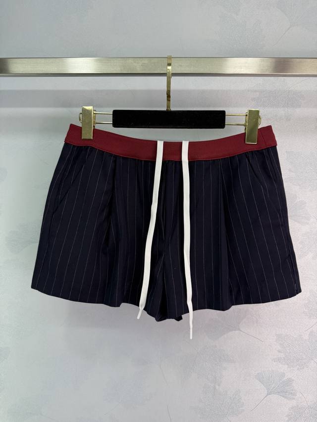 Miumi*2025 new arrivals. This contrasting color baseball jacket and drawstring s