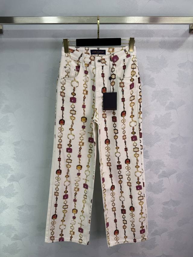 Louis Vui*Ton's latest 2025 Early Fall collection! Jeweled straight-leg jeans! C