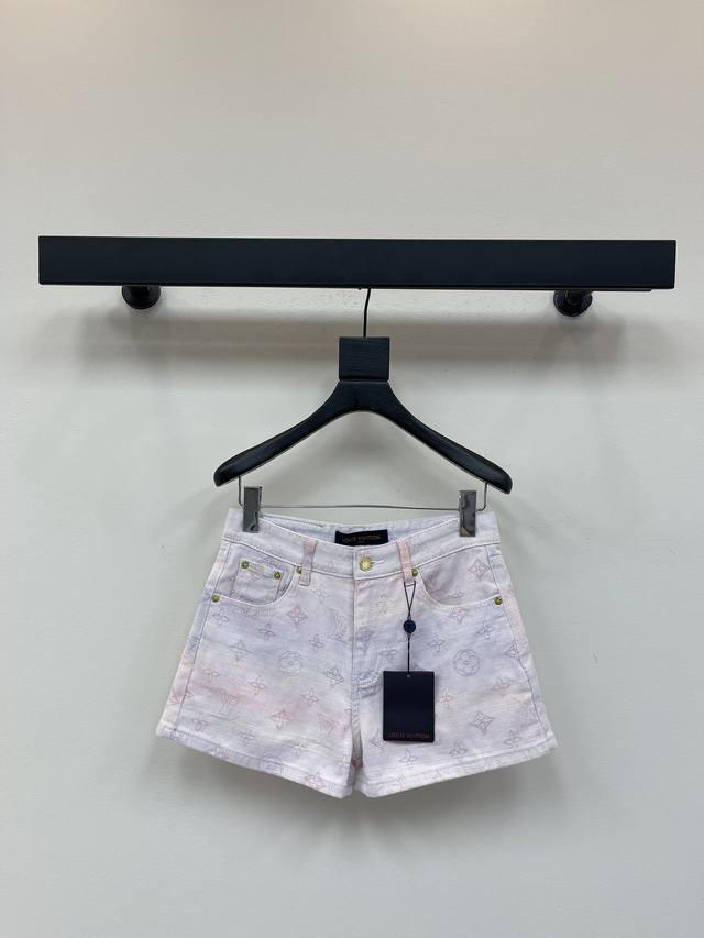 Louis Vuitto*25 new full-print logo shorts. These pants are really easy to match