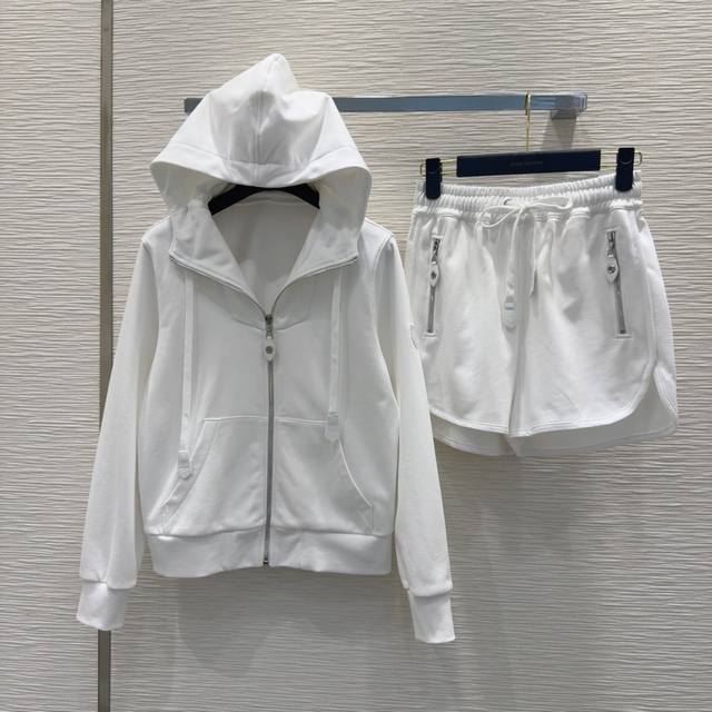 20cm. Sm. Shorts waist 64cm, hip 102cm, side length 36cm.