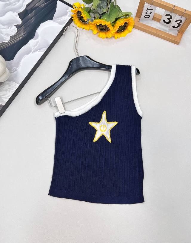 Dior's new 2025 five-pointed star off-shoulder knit vest, custom-woven from Yb w
