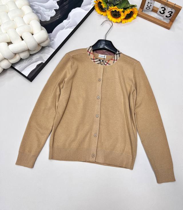 Burberry wool blend Zp design fits snugly, creates a slimming effect, and is ver