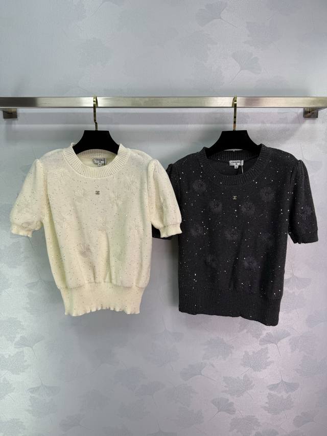 sleeves are super elegant and have a high-end atmosphere. 2 colors and 3 sizes S
