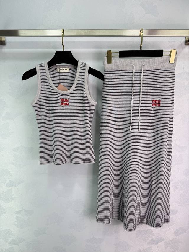 Miu*2025 Spring/Summer new striped set: striped knitted vest and skirt with red