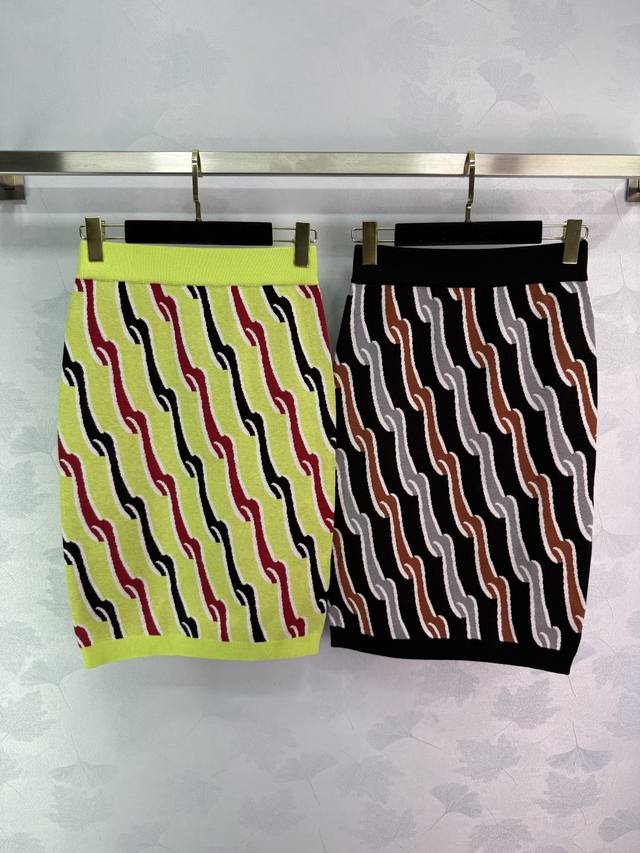 Gu*2025 Spring/Summer new knitted skirt in fluorescent green with black and red