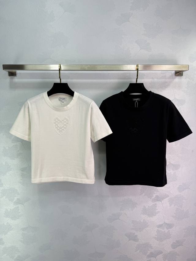 Chane*' s latest Spring/Summer 2025 collection! Heart-shaped knit short-sleeve t