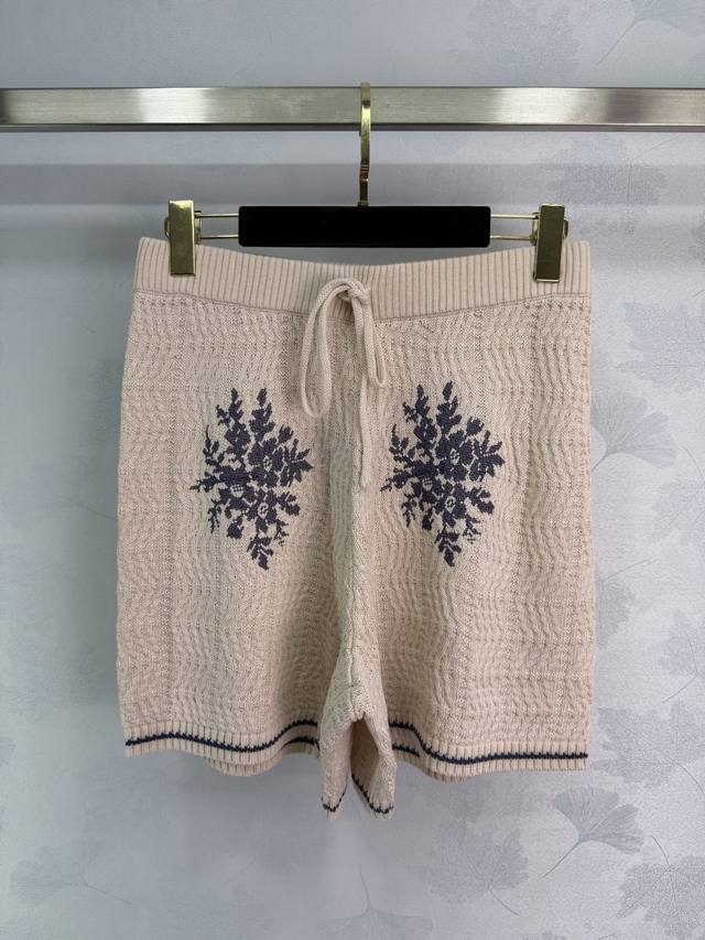 Niche*25 new knitted set featuring an off-white base with blue snowflake cross-s