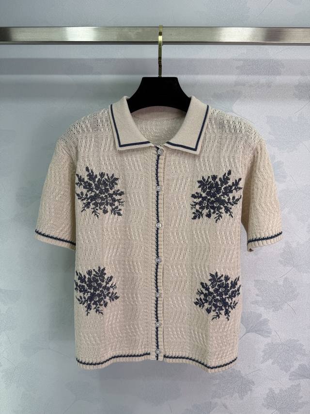 Niche*25 new knitted suit featuring an off-white base with blue snowflake cross-