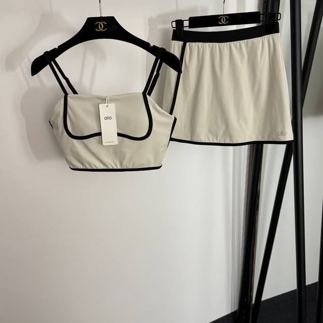 Style No. 20254363 Alo new set, with padded color matching camisole + reflective
