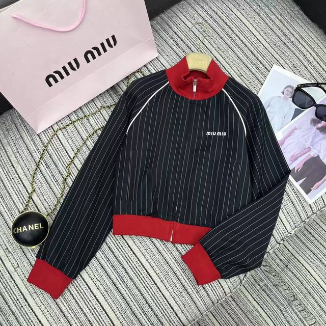 Highly recommend Miu's latest model from the 25th Early Autumn Collection, featu