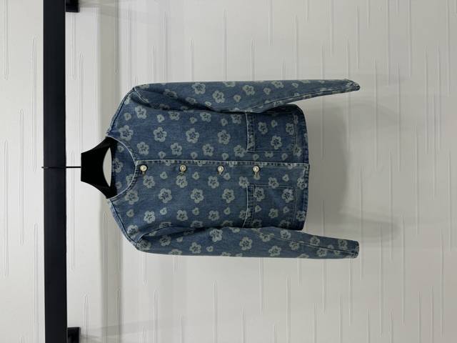 New, original, high-quality Chane* 2025 Early Fall collection! Camellia crew nec