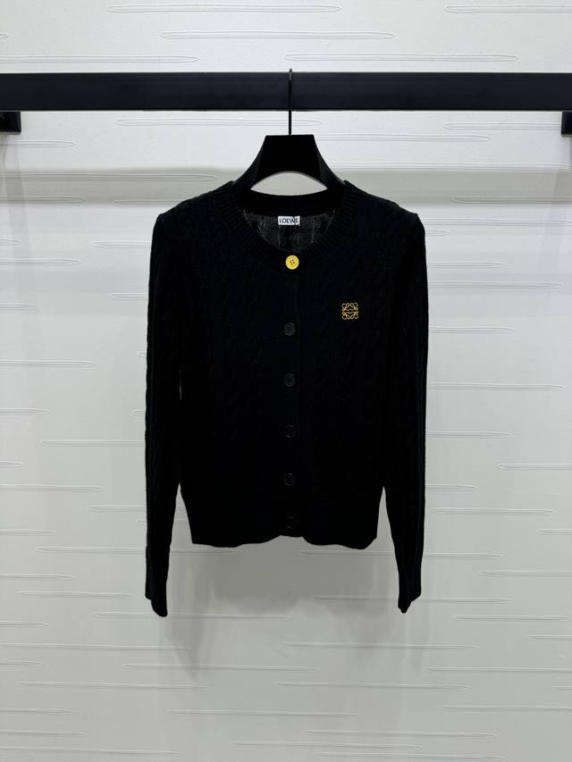 New, original, high-quality Loew* 2025 Early Fall Collection! Round-neck knitted