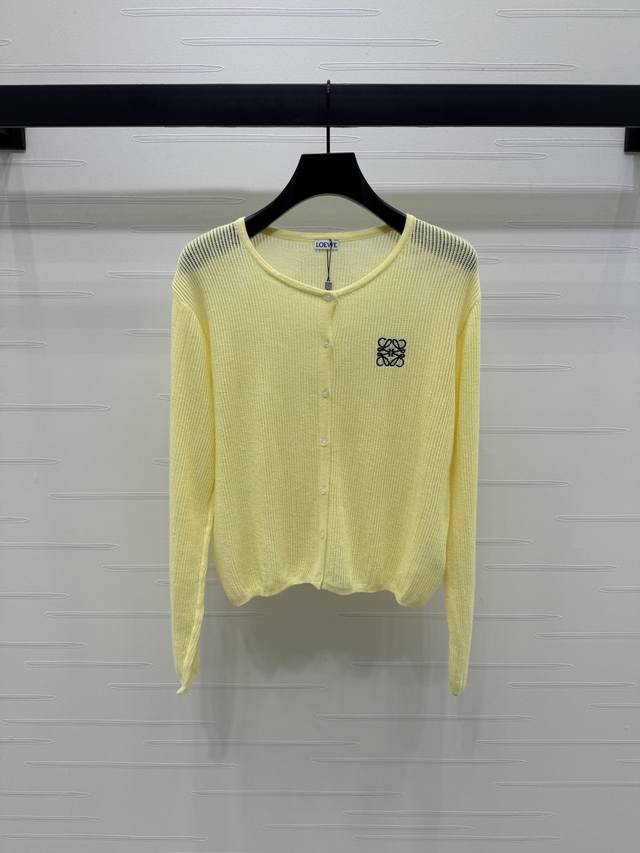 New, original, high-quality Loew* 2025 Early Fall Collection! This round-neck kn