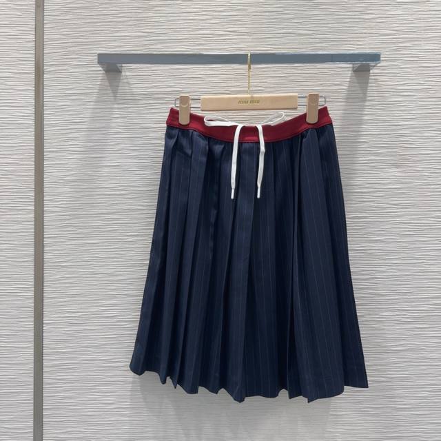Miu Mi* 2025Ss new pleated skirt is comfortable, stylish, and elegant, perfect f