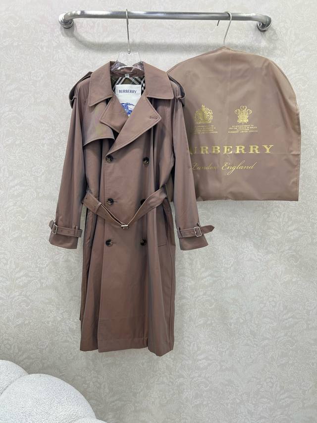 Burber*Y 25 new long trench coat. This British-inspired long trench coat is a hi