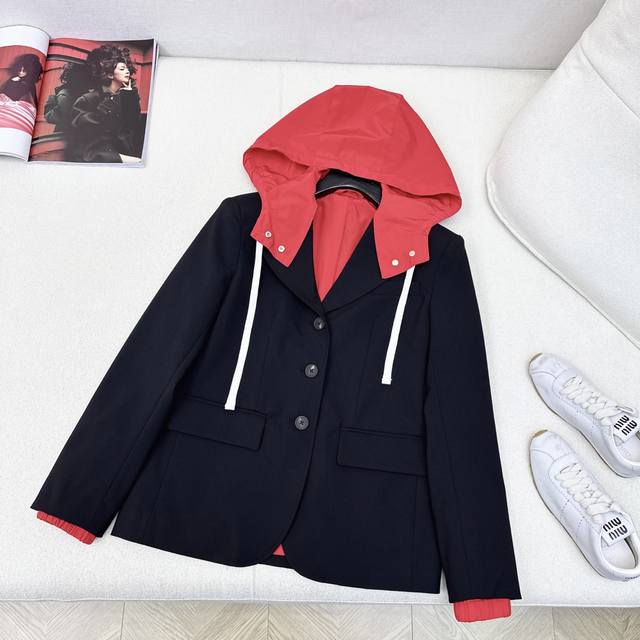 Miu 25Ss early fall newest sporty, contrasting red-lined hooded blazer. This cla