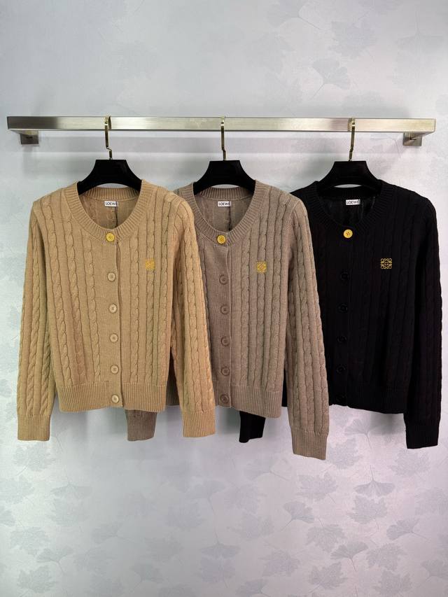 Loe*25 Early Fall new arrival, this elegant round-neck cardigan features a cable
