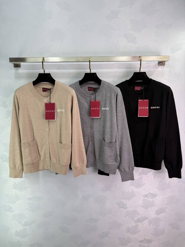 Gu*2025 Early Autumn New Style Knitted Cardigan Round Neck Design Chest Letter L