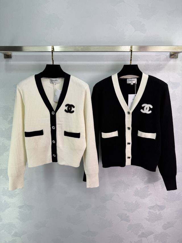 Ch*2025 Early Fall black and white contrast knitted cardigan with a V-neck desig