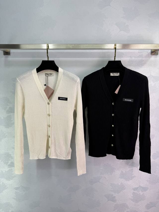 Miu* 2025 Early Fall new V-neck knitted cardigan featuring a logo on the chest a