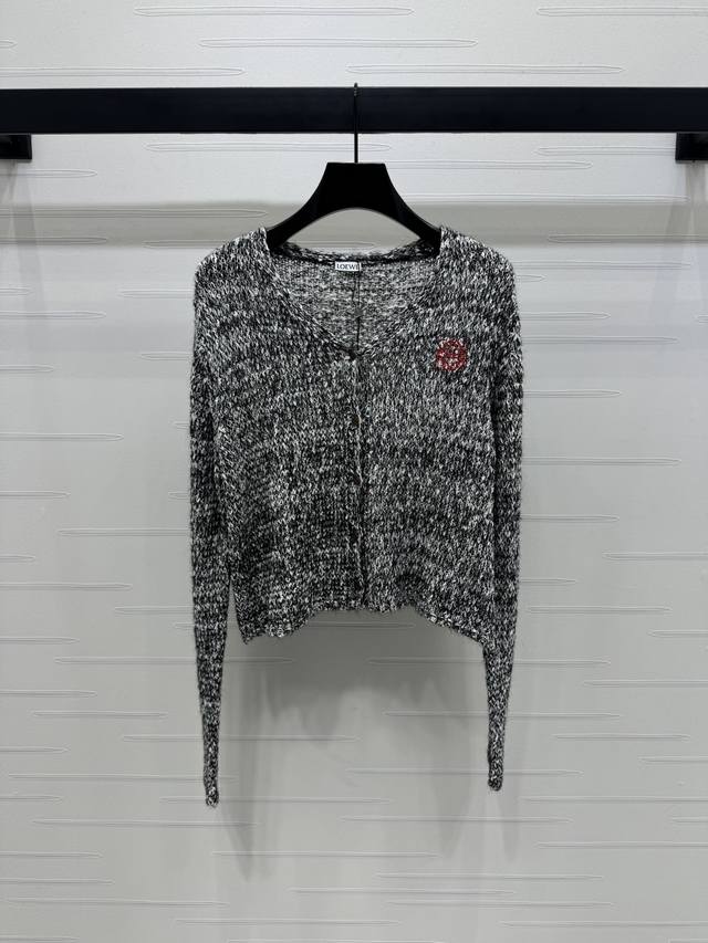 New, original, high-quality Loew* 2025 Early Fall Collection! Hollow V-neck long