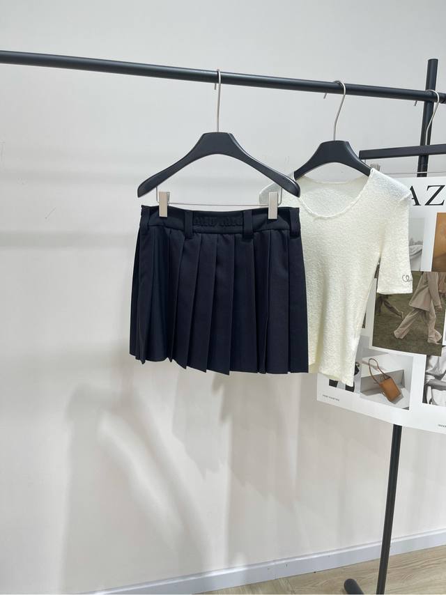 M Black Pleated Miniskirt with Appliqu