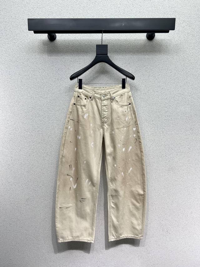 Ac*The back leather pocket is a distressed and dirty machete denim trousers. The