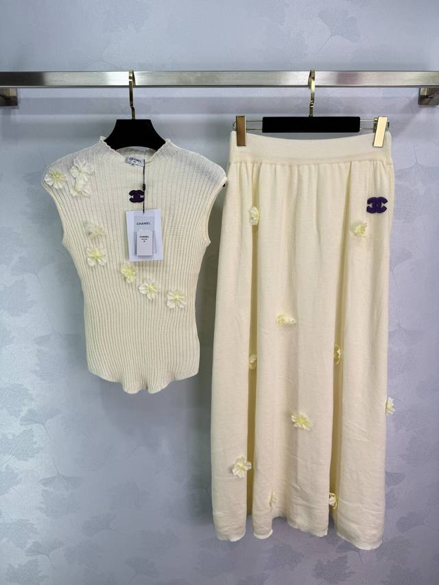 Ch*2025 Spring/Summer new floral embroidered set: sleeveless knitted vest top an