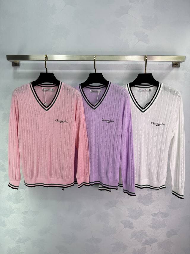 Dio*25 Early Fall new V-neck sweater. Embroidered lettering on the chest. Contra