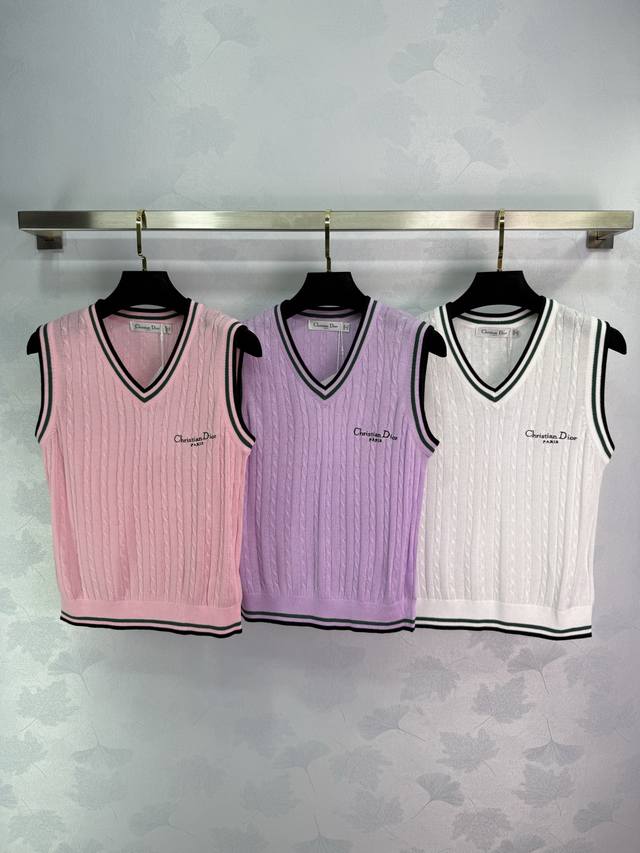 Dio*25 Early Fall new V-neck vest. Embroidered lettering on the chest and contra