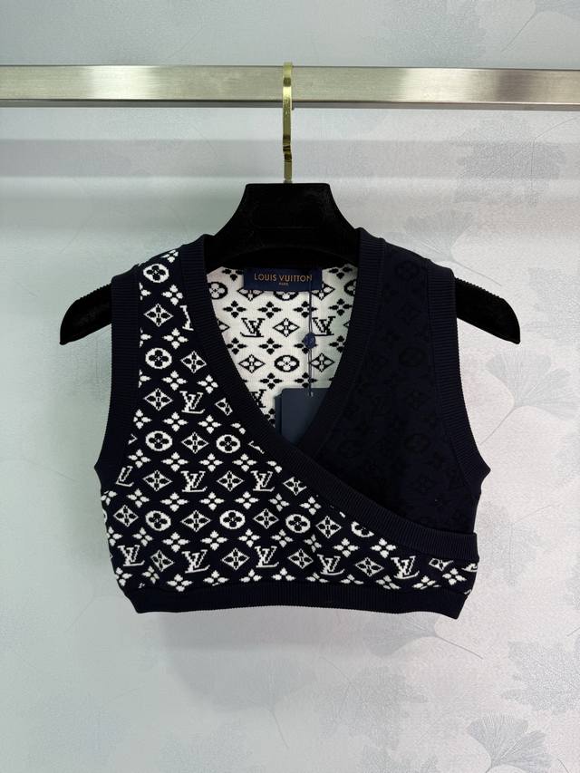 Lou*25's new summer logo monogram vest features a classic jacquard design. Comfo
