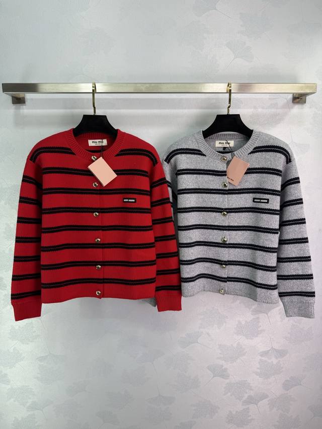 Miumi*'s latest 2025 Early Fall collection! A round-neck striped knit cardigan!