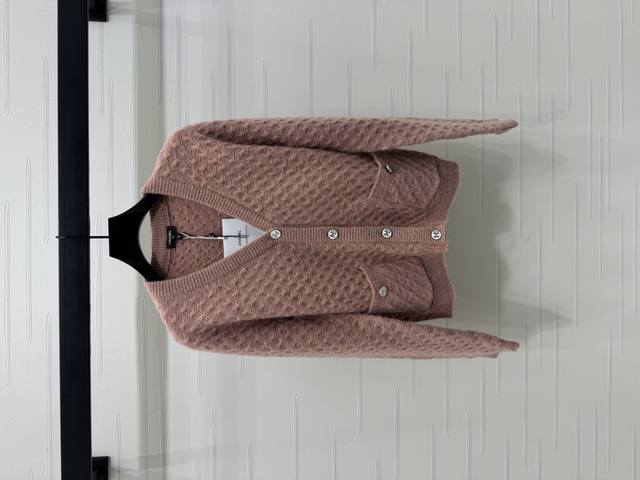 New arrival, original, high-quality Chane* 2025 Early Fall collection! V-neck kn