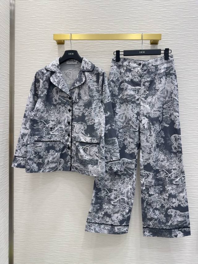 24cm, center back length 60cm. S trousers: waist 68cm, seat 92cm, leg 51cm, and