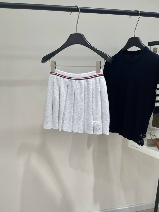 M White Boucle Pleated Knit Skirt. Fabric: Cotton + Nylon. Color: White*. New ar