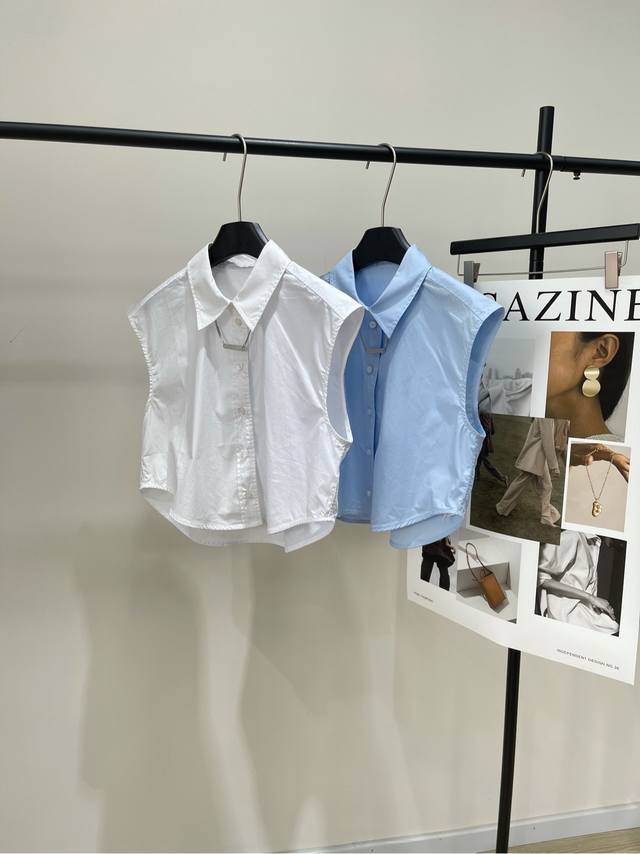 King chain-decorated sleeveless shirt. Fabric: Cotton. Colors: White, Light Blue