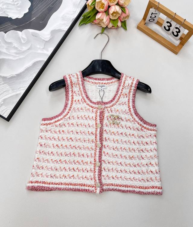 Chanel 25 new summer knitted vest cardigan. The pink and white woven fabric has