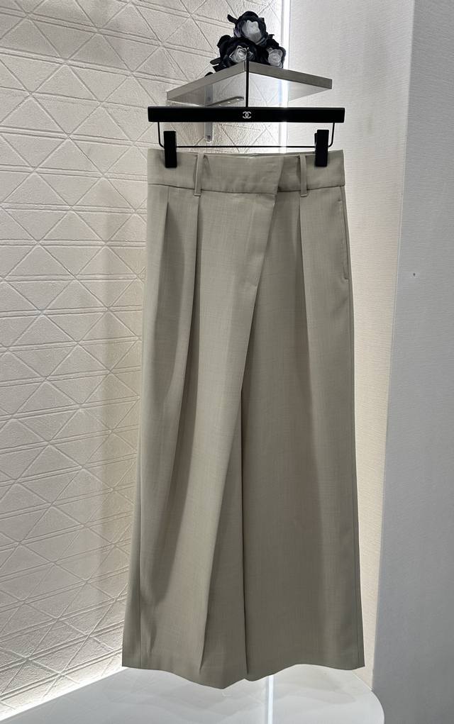 Loew*2025 new arrivals. Wide-leg straight-leg trousers with oblique buckles. Cus